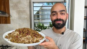 Read more about the article Adaspolo (lentil and rice) عدس پلو با سس گوشت، زرشک و کشمش